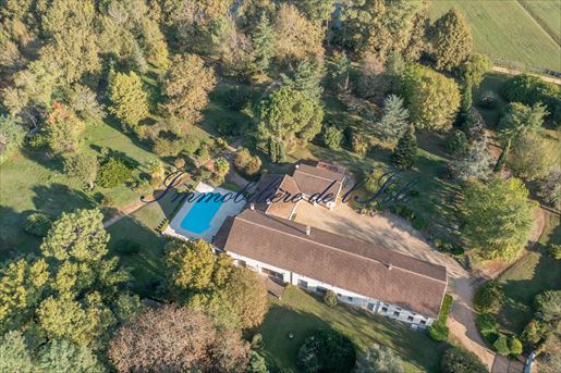 10 pièces 350 m² · à Saint-Laurent-des-Hommes · 350 m² · 583 000 €