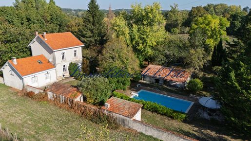 Maison 9 pièces 210 m² · à Saint-Léon-sur-l'Isle · 210 m² · 335 000 €