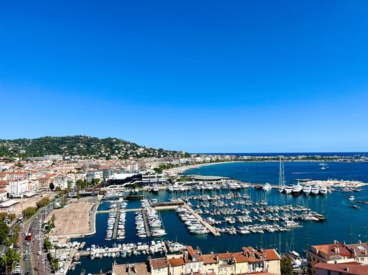 Local commercial 200 m² · à Cannes · 200 m² · 448 000 €