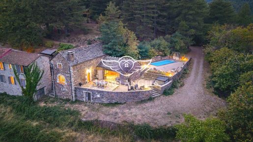 Maison 13 pièces 273 m² · à Génolhac · 273 m² · 950 000 €