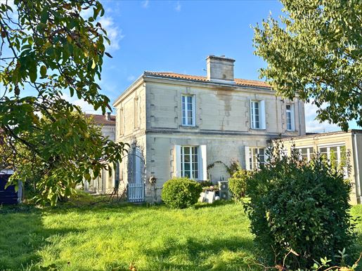 Maison 9 pièces 264 m² · à Cognac · 264 m² · 299 000 €