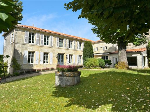 Maison 10 pièces 214 m² · à Cognac · 214 m² · 441 000 €