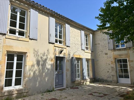 Maison 9 pièces 255 m² · à Cognac · 255 m² · 430 000 €