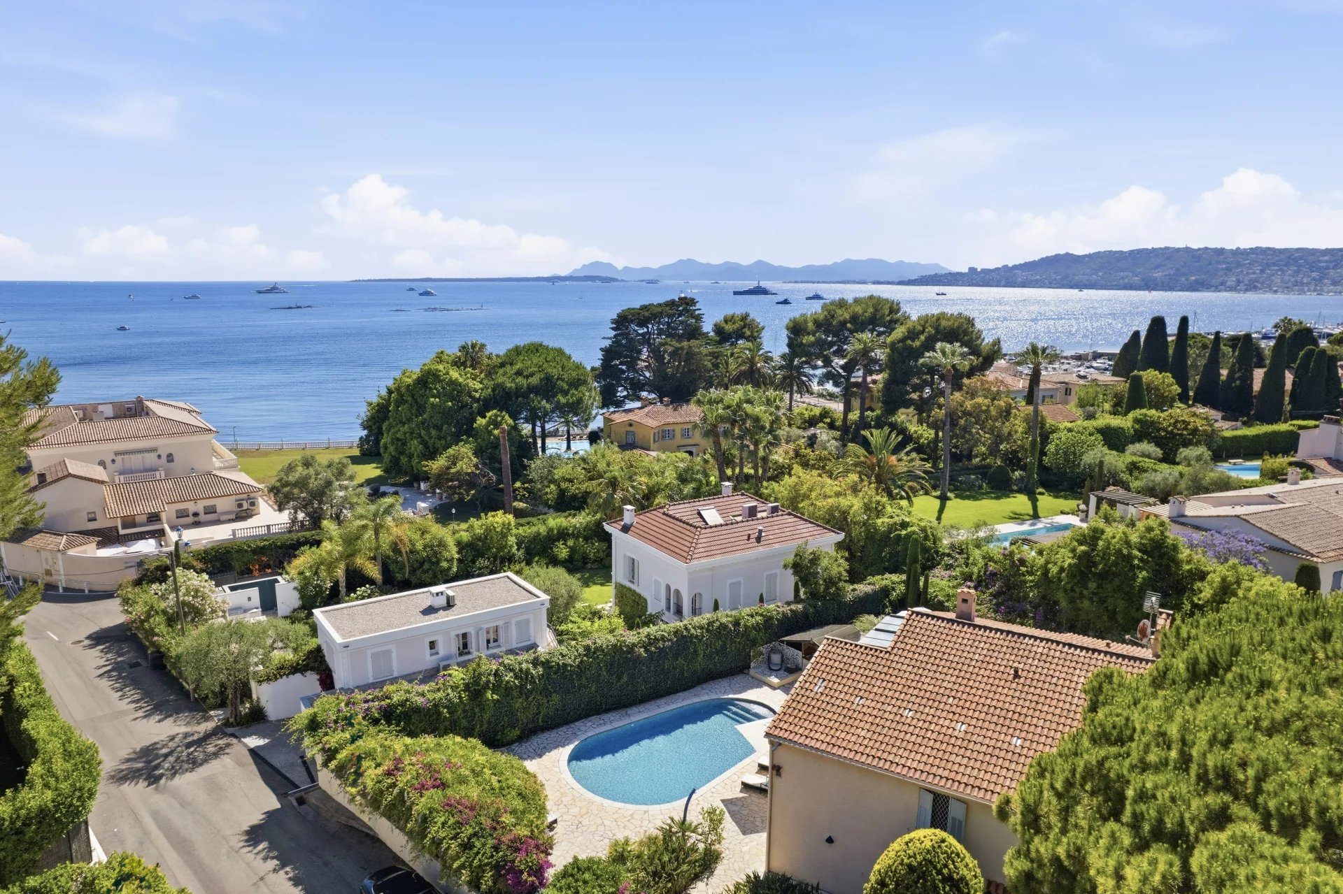 Modern 5-Bedroom Villa Within Walking Distance of the Beaches – Cap d’Antibes - Vue 2