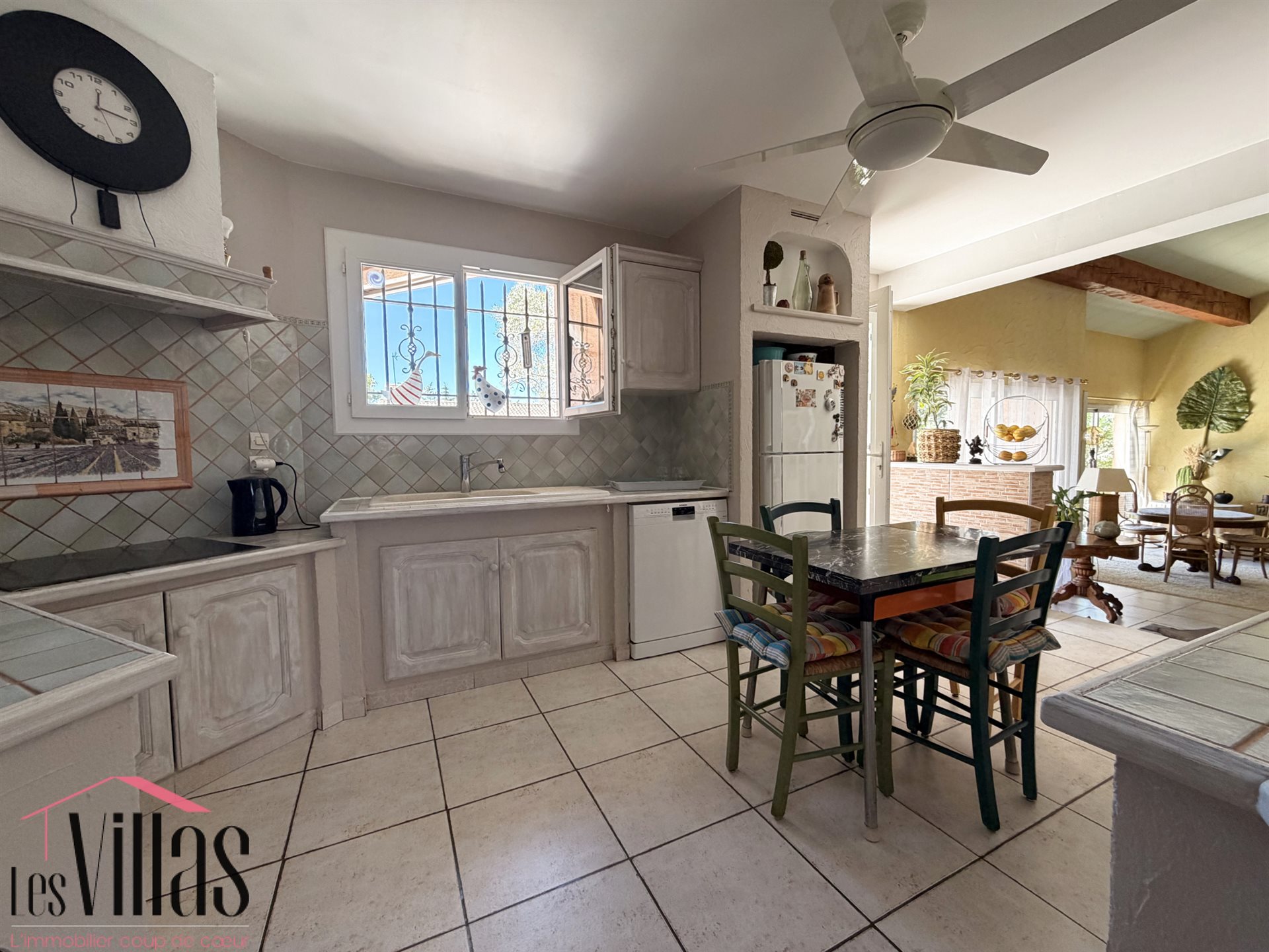 Near Narbonne, house with garden, large garage and outbuildings - Plus