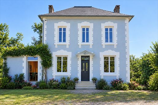 7 pièces 180 m² · à Piégut-Pluviers · 180 m² · 378 000 €