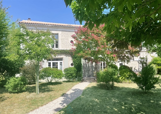 8 pièces 340 m² · à Angoulême · 340 m² · 483 000 €