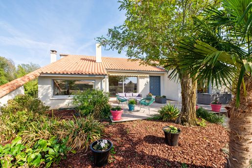 Maison 8 pièces 243 m² · à Sauzé-Vaussais · 243 m² · 317 000 €