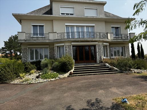 Maison 11 pièces 248 m² · à Saint-Varent · 248 m² · 318 000 €