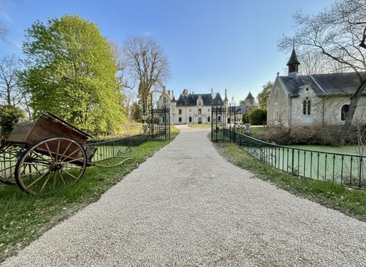 Maison 12 pièces 550 m² · à Vivy · 550 m² · 1 490 000 €