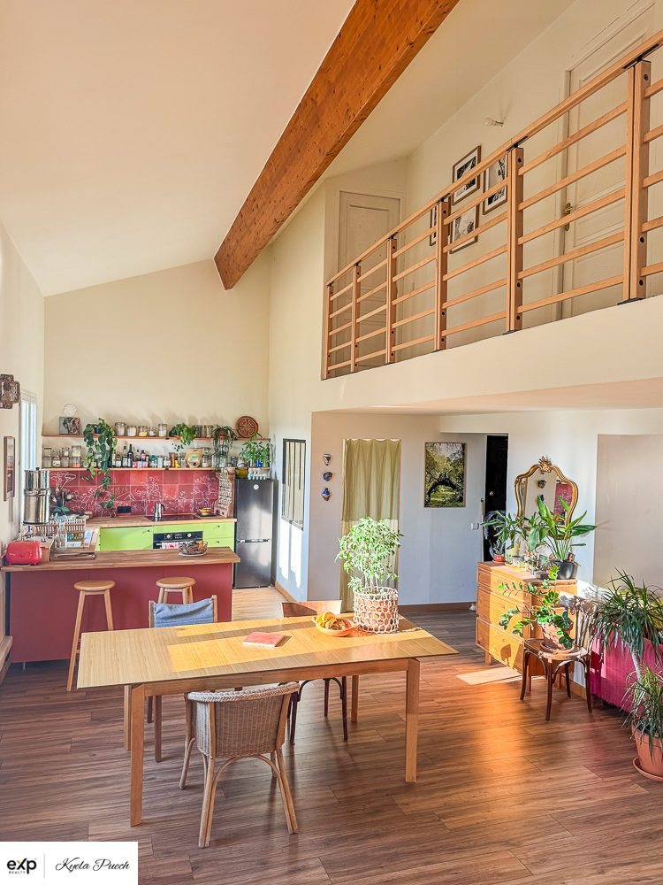 Exceptional duplex on the top floor with private parking