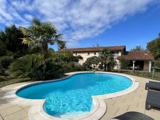 Maison 8 pièces 199 m² · à Ardiège · 199 m² · 353 000 €