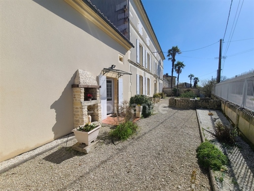 Maison 8 pièces 255 m² · à Matha · 255 m² · 299 000 €