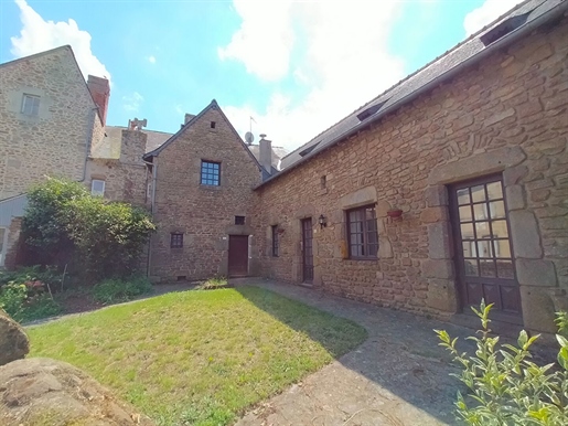 Maison 11 pièces 200 m² · à Courcité · 200 m² · 113 000 €