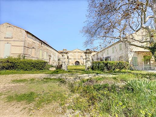 Maison 18 pièces 600 m² · à Saint-Martin-de-Crau · 600 m² · 1 456 000 €