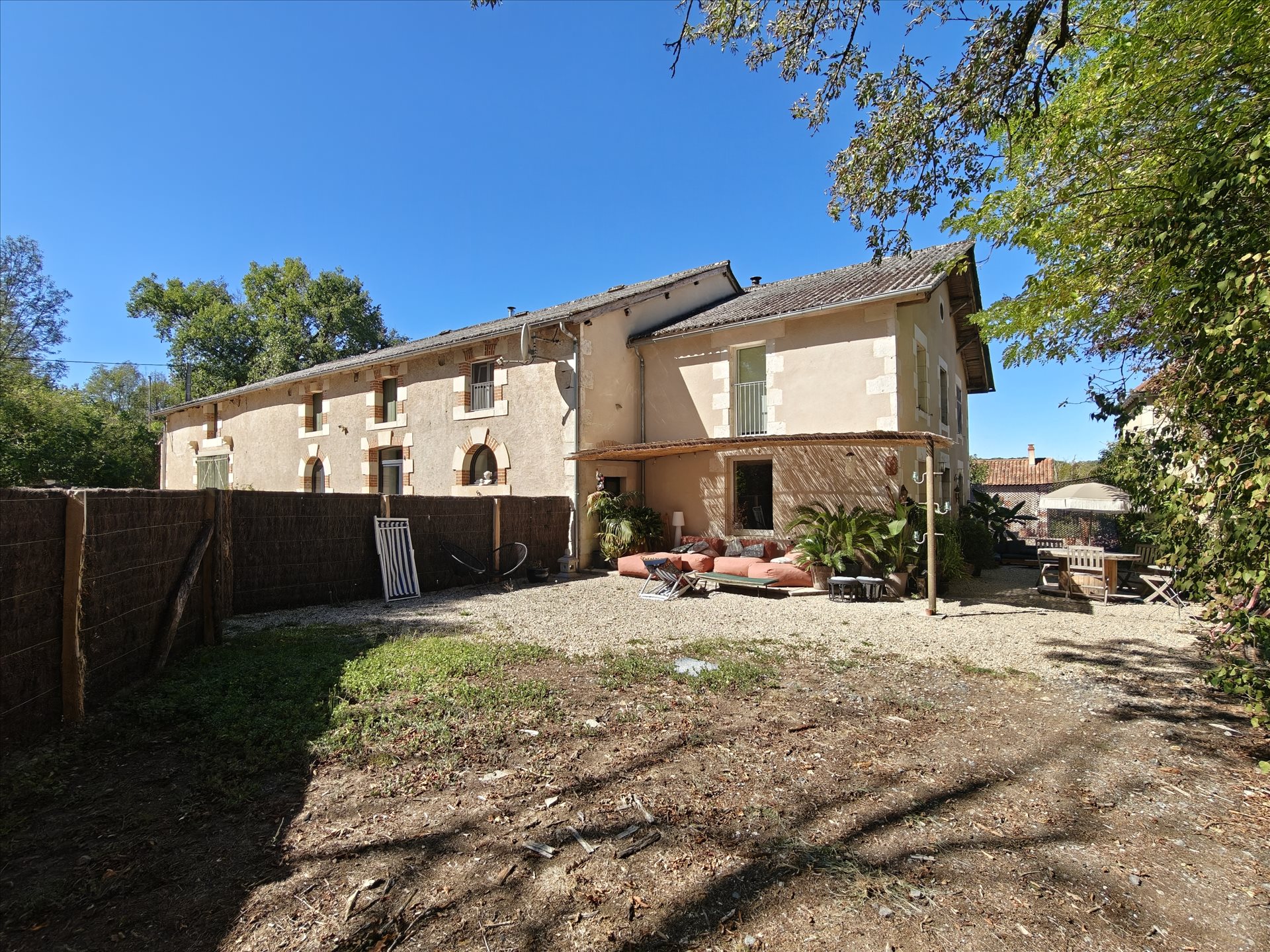 Maison 18 pièces 417 m² · à Persac · 417 m² · 590 000 €
