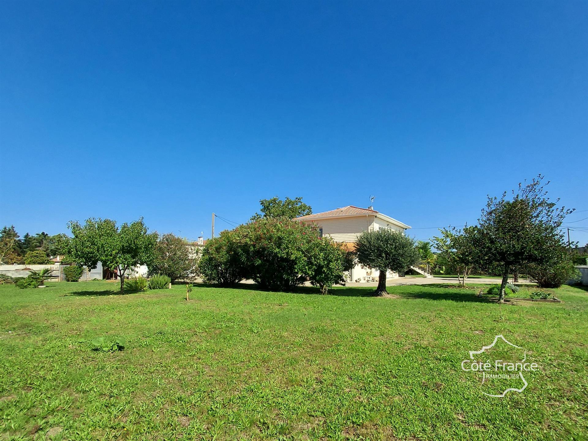 Maison à vendre, 150m², Lamothe-Landerron