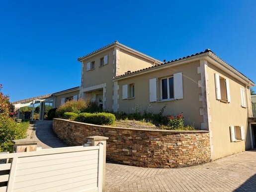 Maison 9 pièces 241 m² · à Touvérac · 241 m² · 397 000 €