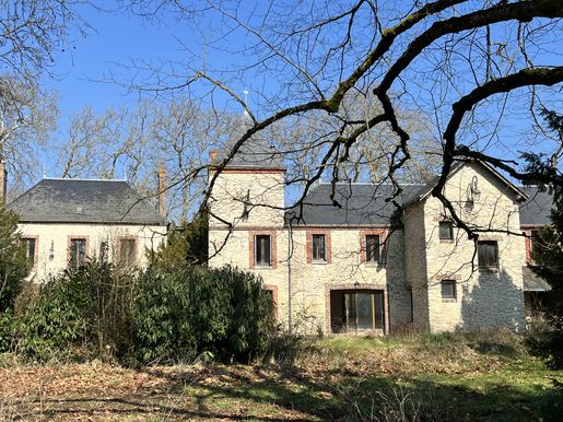 Maison 8 pièces 350 m² · à Montcresson · 350 m² · 330 000 €