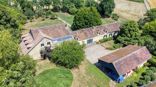 Maison 14 pièces 618 m² · à Montacher-Villegardin · 618 m² · 595 000 €