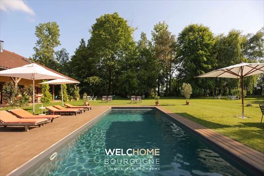 Maison 9 pièces 328 m² · à Montrevel-en-Bresse · 328 m² · 830 000 €