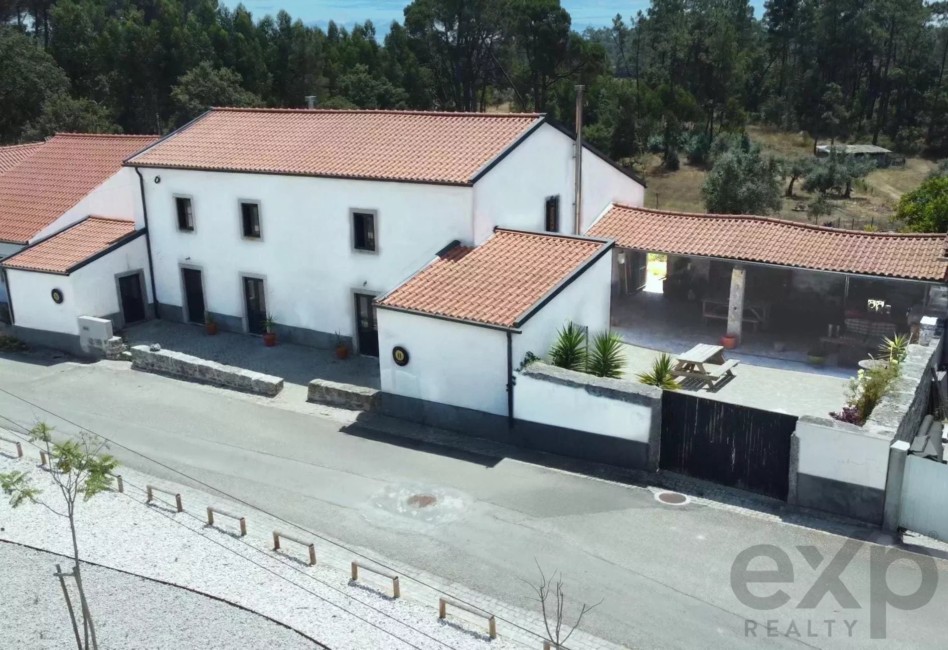 Casa de hóspedes restaurada com 200 anos, com estúdio de arte, cervejaria artesanal e licença Al reg