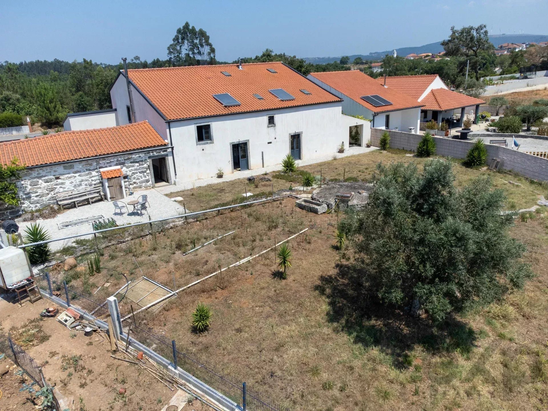 Casa de hóspedes restaurada com 200 anos, com estúdio de arte, cervejaria artesanal e licença Al reg