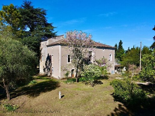 Maison 11 pièces 334 m² · à Madaillan · 334 m² · 199 000 €