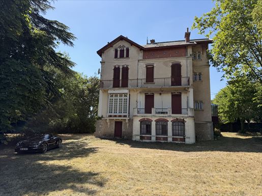 Maison 10 pièces 302 m² · à Tournus · 302 m² · 380 000 €