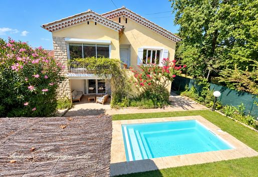 Maison 6 pièces 141 m² · à Pernes-les-Fontaines · 141 m² · 459 000 €