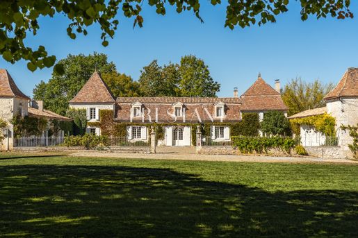 Maison 13 pièces 545 m² · à Bergerac · 545 m² · 2 100 000 €