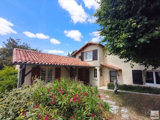 Maison 7 pièces 172 m² · à Condac · 172 m² · 148 500 €