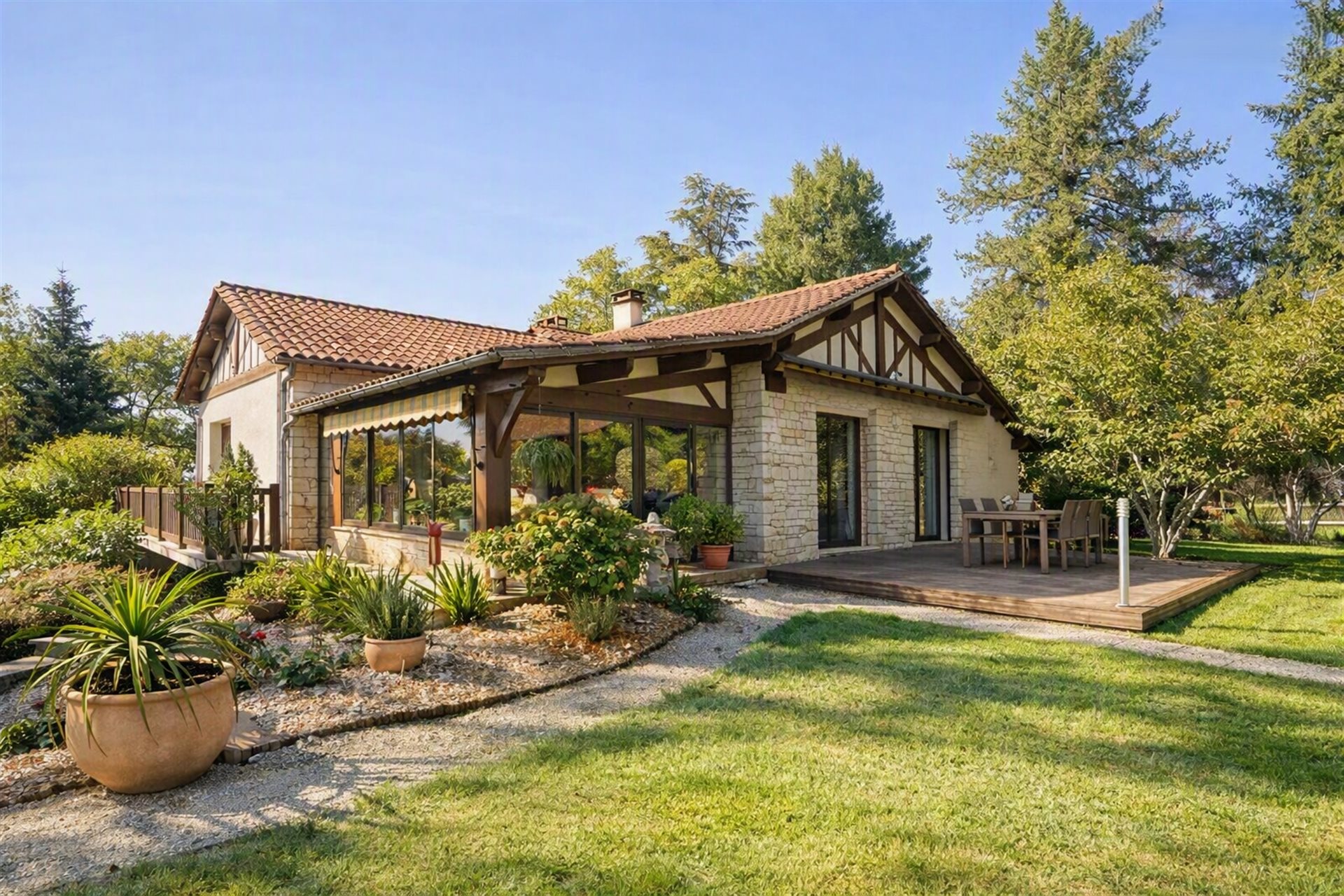 8 pièces 220 m² · à Lalinde · 220 m² · 495 000 €