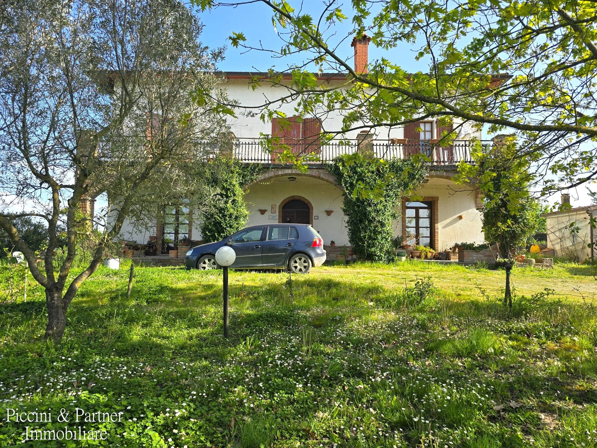 Villa med grund til salg i Castiglione del Lago.