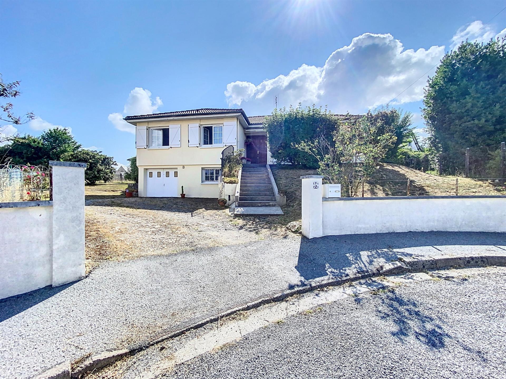 Maison à vendre, 90m², Saint-Yrieix-la-Perche