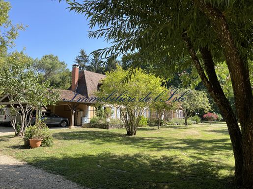 8 pièces 170 m² · à Saint-Geyrac · 170 m² · 346 500 €