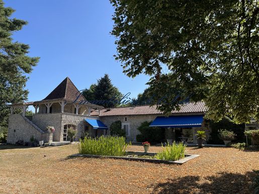 Maison 9 pièces 263 m² · à Trélissac · 263 m² · 840 000 €