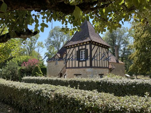 Maison 10 pièces 280 m² · à Fleurac · 280 m² · 735 000 €