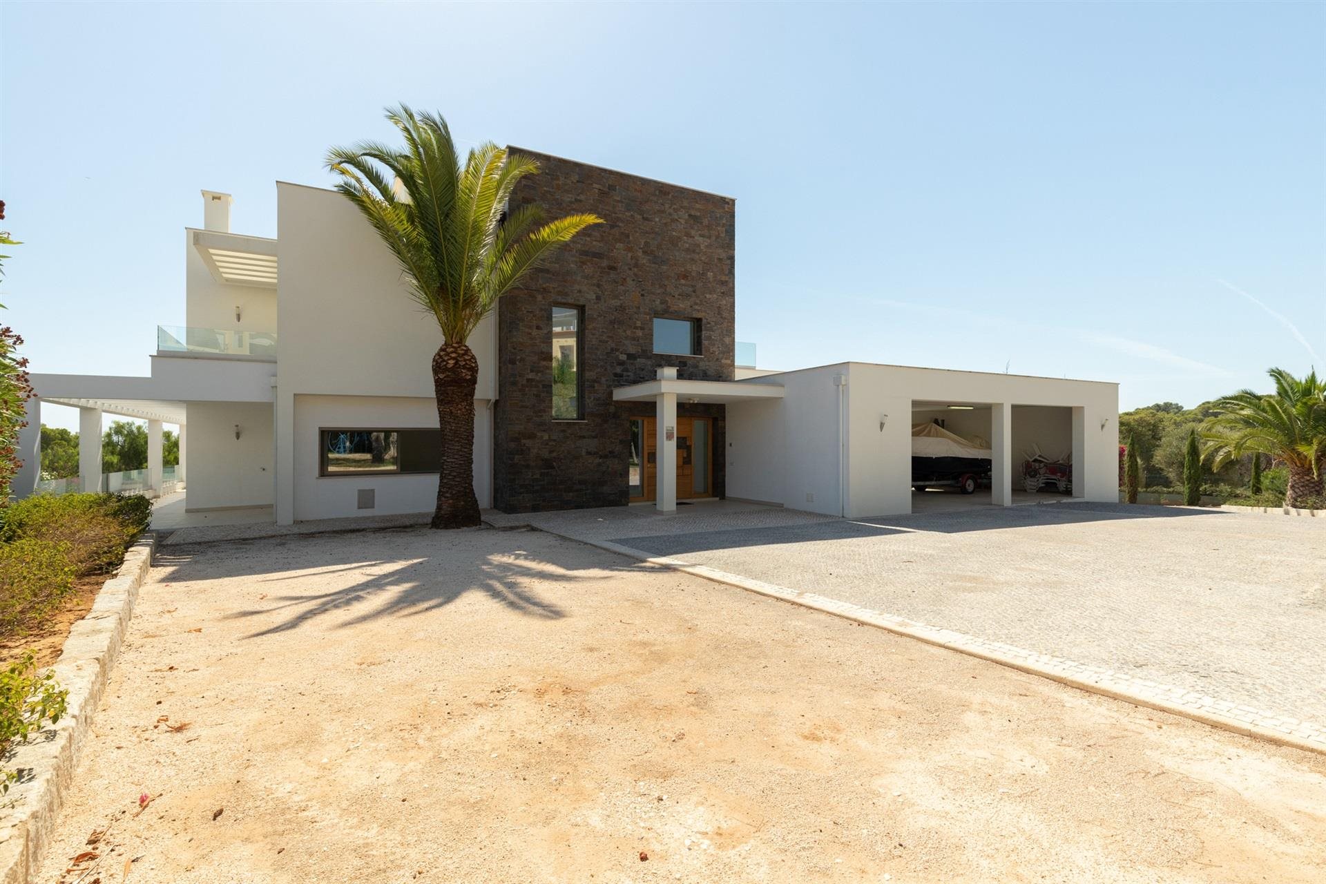 Moderna vivienda con vistas panorámicas al mar
