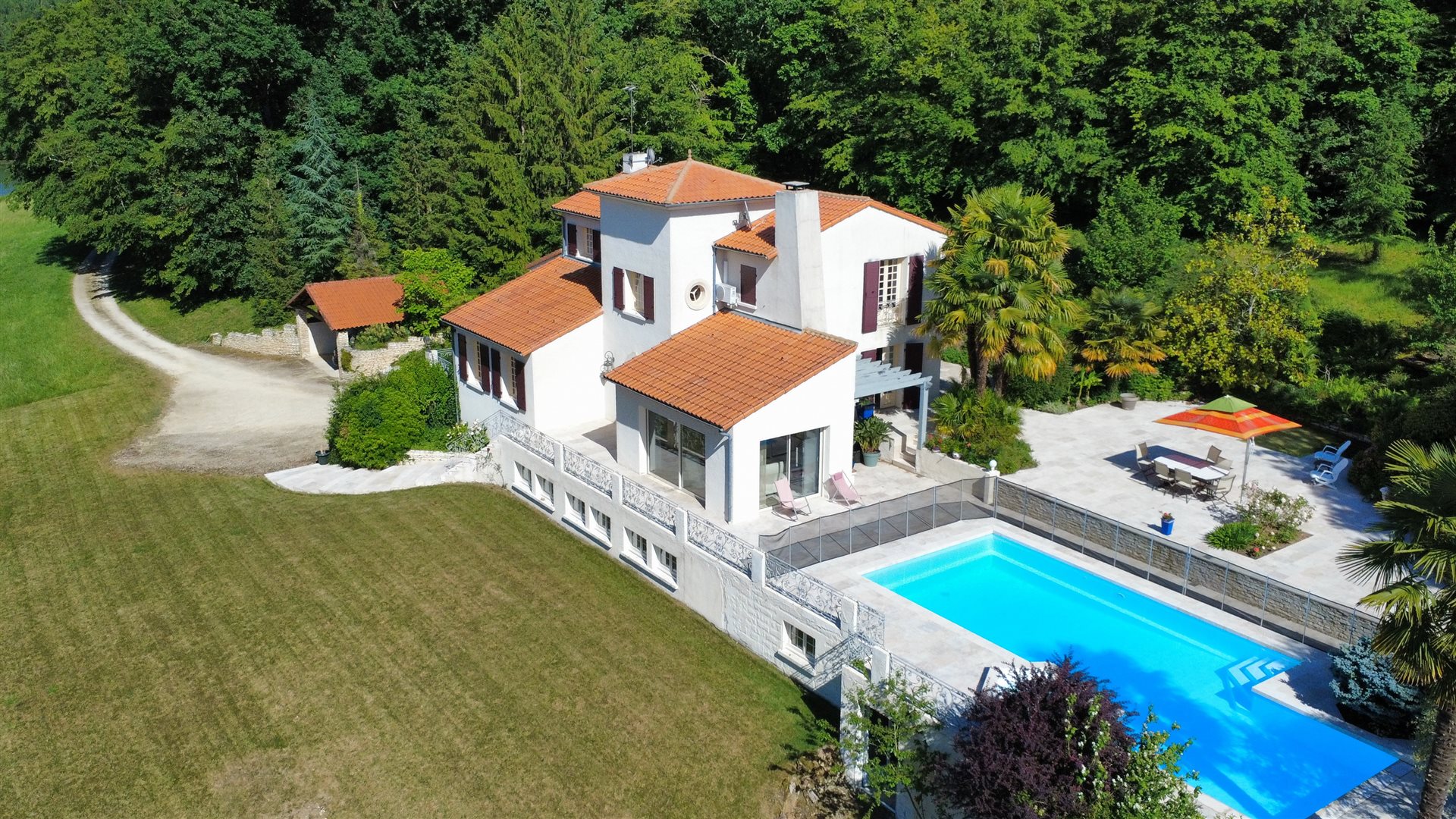 Casă cu 5 dormitoare 220m², piscină, parc frumos pe 4,5ha, lac, râu