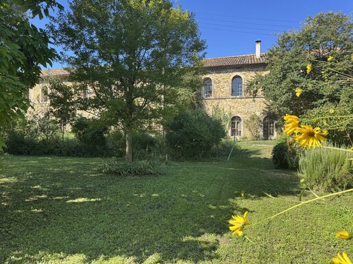 Maison 15 pièces 1166 m² · à Entraigues-sur-la-Sorgue · 1 166 m² · 1 680 000 €
