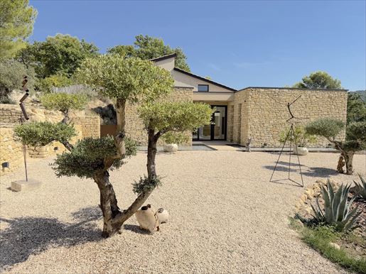 8 pièces 215 m² · à Malemort-du-Comtat · 215 m² · 1 380 000 €