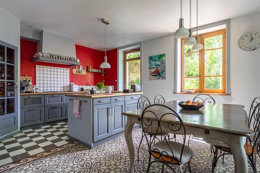 Maison 8 pièces 249 m² · à Neuville-sur-Saône · 249 m² · 640 000 €