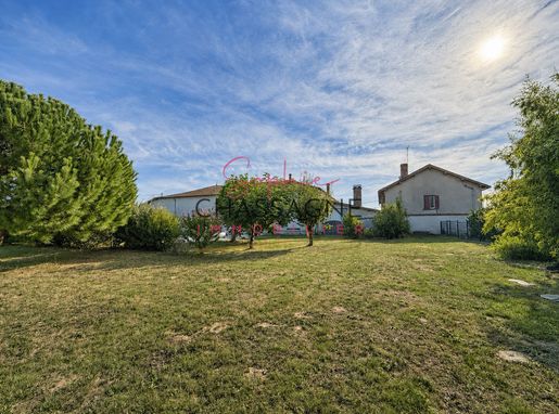 Maison 10 pièces 262 m² · à Branne · 262 m² · 449 000 €
