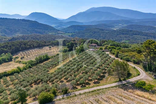 8 pièces 220 m² · à Entrechaux · 220 m² · 1 350 000 €
