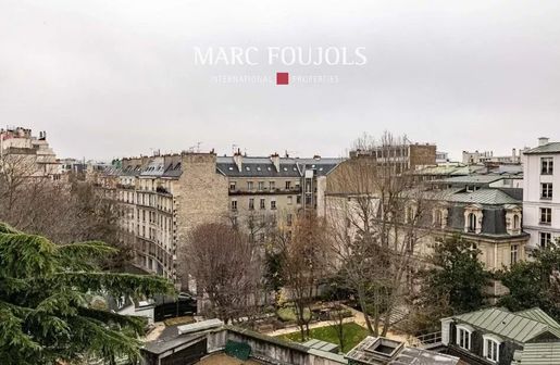Appartement 4 pièces 130 m² · à Paris 8ème · 130 m² · 2 400 000 €