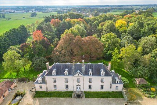 Maison 11 pièces 464 m² · à Saint-Denis-la-Chevasse · 464 m² · 947 000 €