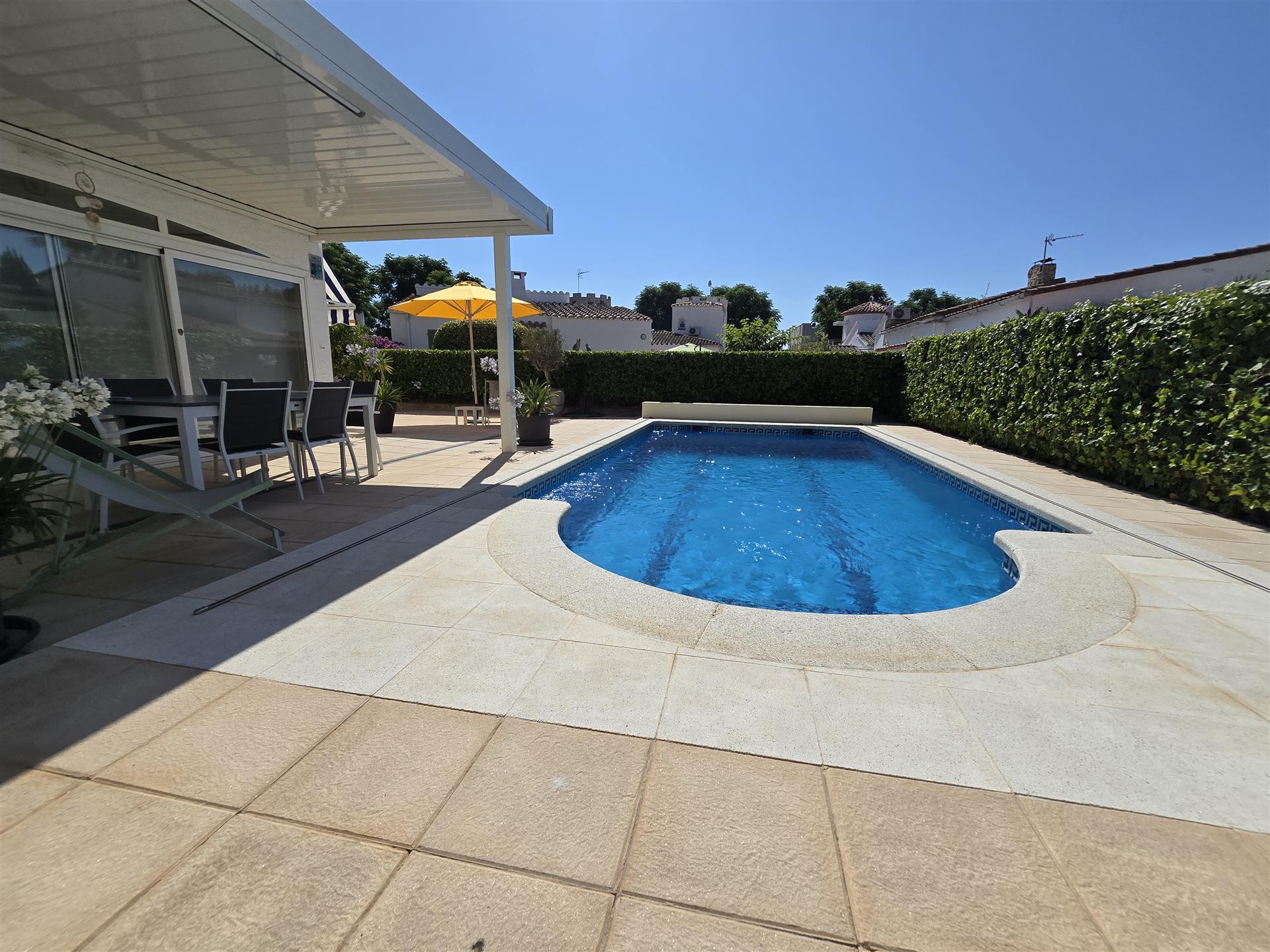 House with 4 bedrooms, pool, tourist license, and nearby mooring rentals