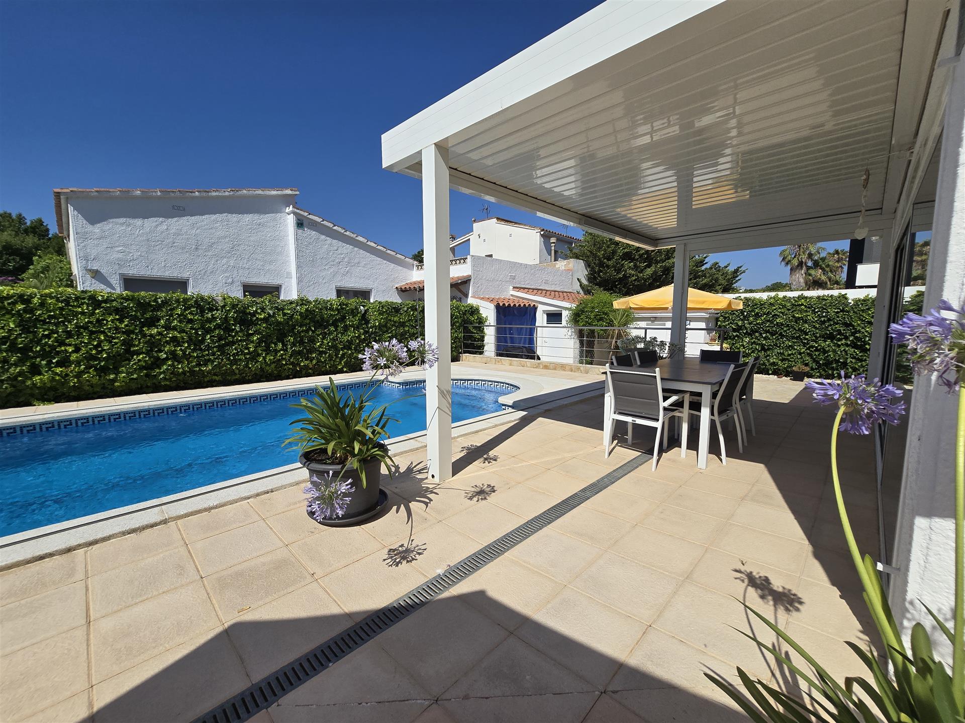 House with 4 bedrooms, pool, tourist license, and nearby mooring rentals