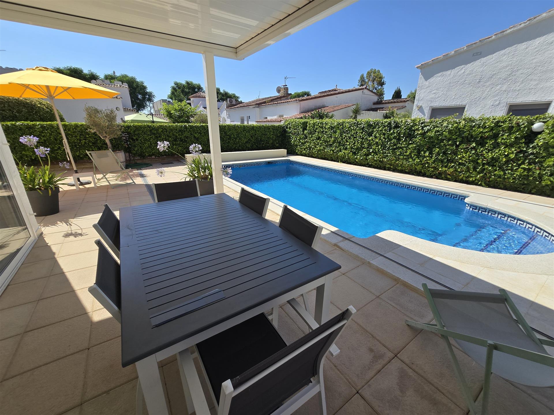 House with 4 bedrooms, pool, tourist license, and nearby mooring rentals